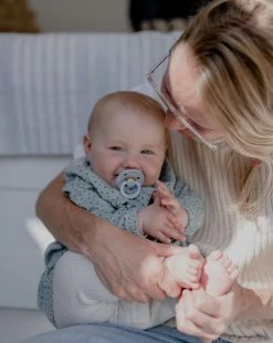 Set 2 Ciucci Tettarella Tonda In Gomma Naturale 0/6 Mesi - Colore Khaki E Dusty Blue - Bibs 16 Set 2 Ciucci Tettarella Tonda In Gomma Naturale 0/6 Mesi - Colore Khaki E Dusty Blue - Bibs -Chicco Shop 5a45d468 xz 1345895 5