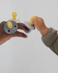 Set 2 Ciucci Tettarella Anatomica In Gomma Naturale 6/18 Mesi - Colore Vaniglia E Cloud - Bibs -Chicco Shop 64fecc77 xz 1345894 7